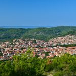 Blato se smjestilo u unutrašnjosti pored plodnih polja pogodnih za razvoj poljoprivrede