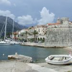 Korčulanska luka s poznatim kulama koje okružuju stari grad